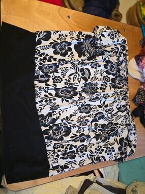 Cato Woman Black White Large Floral Ruched Top 26/28W